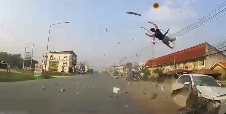 จยย.ถูกเก๋งชนเข้าอย่างจัง ร่างลอยกระเด็น สุดสลด ดับคาที่