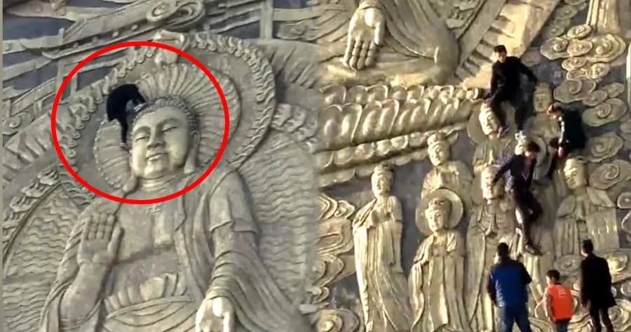 ไร้มารยาท ! นักท่องเที่ยวจีน ปีนเศียรพระหวังถ่ายภาพ