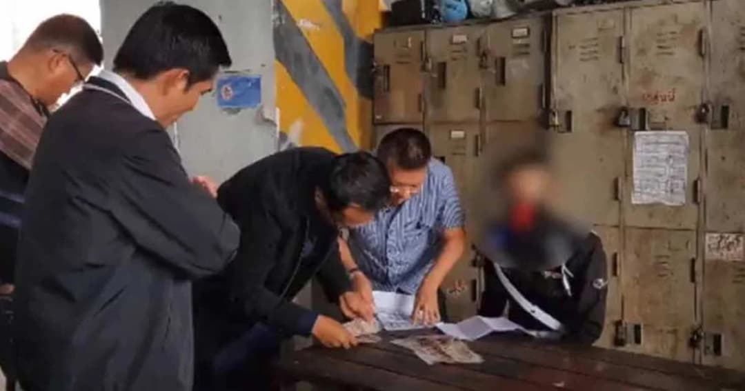 รวบ ตร.นอกแถว ‘เรียกเงิน’ เด็กหนุ่มแทนการจับกุม