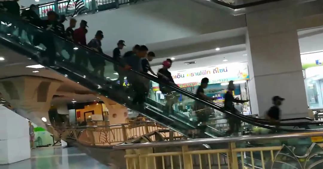 โจ๋เมียนมา ยกพวกไล่ตีกัน กลางห้างดังลาดพร้าว