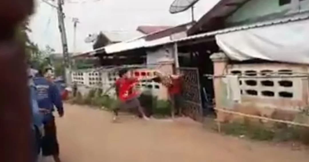 แม่เปิดใจ หลังลูกชายคลั่ง ถือขวานทุบตีแม่กลางถนน