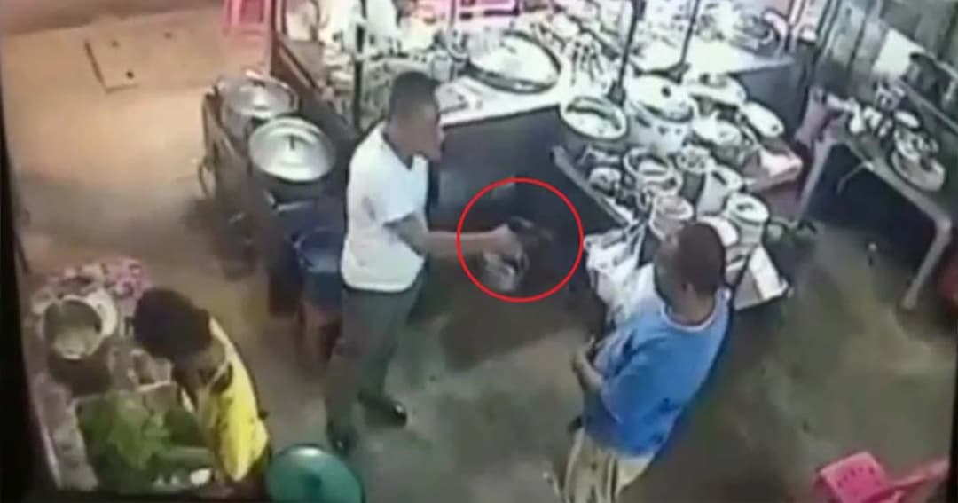 วิจารณ์สนั่น ! ชายแต่งกายคล้ายตำรวจ ชักปืนขู่คนขับสิบล้อในร้านโจ๊ก