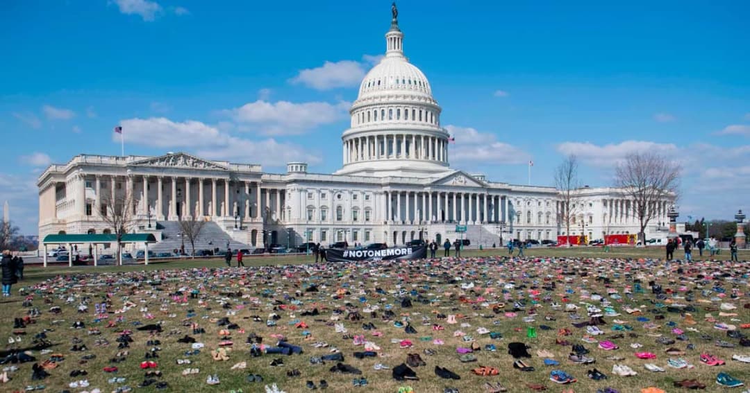 นักเคลื่อนไหววางรองเท้ากว่า 7,000 คู่ หน้ารัฐสภาสหรัฐฯ ระลึกถึงเหยื่อกราดยิง