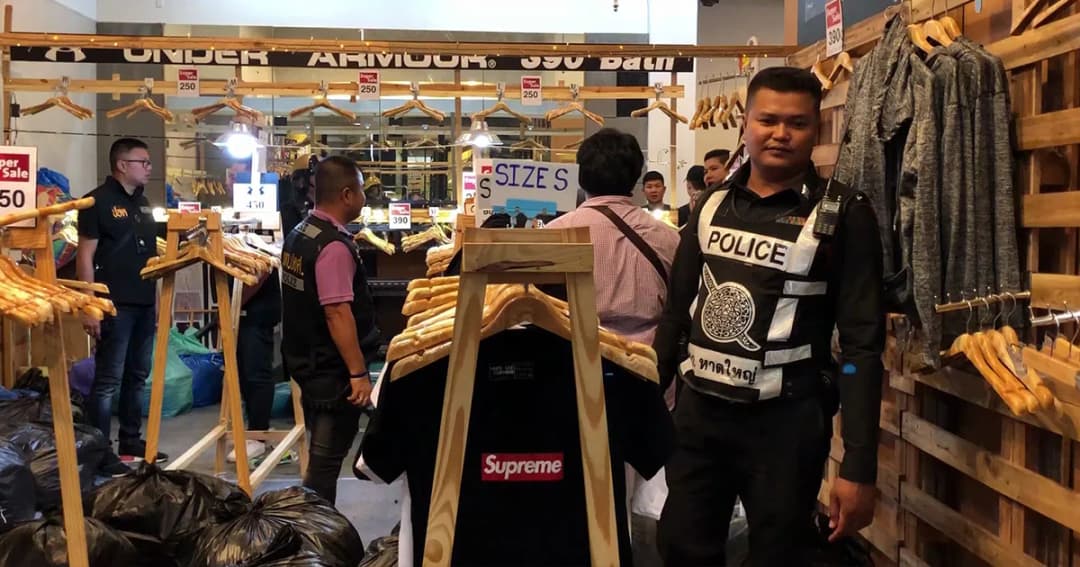 จับสินค้าปลอม กลางห้างหาดใหญ่ ยึดได้กว่า 4 ล้านบาท
