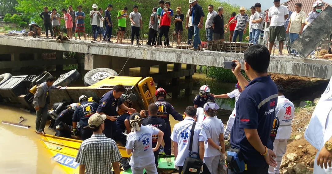 เบรกไม่อยู่ ! รถเครนชนกระบะ ตกสะพานทับคนขับสาหัส