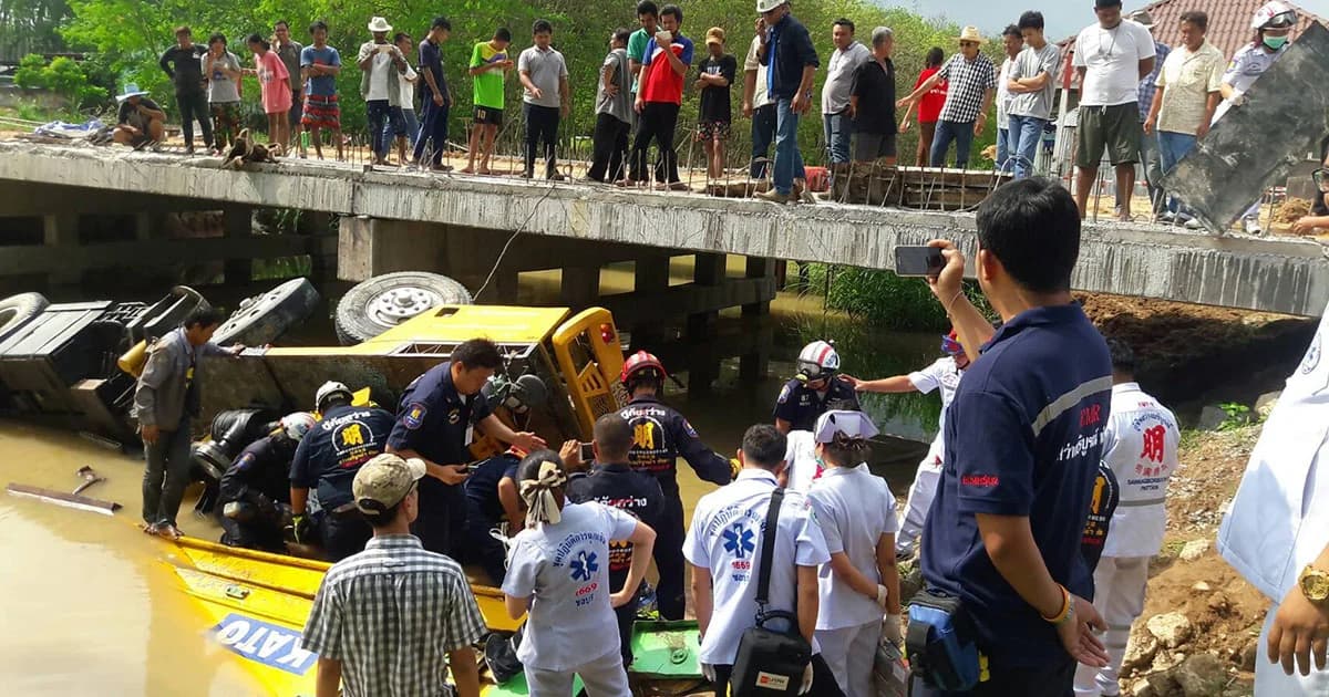 เบรกไม่อยู่ ! รถเครนชนกระบะ ตกสะพานทับคนขับสาหัส