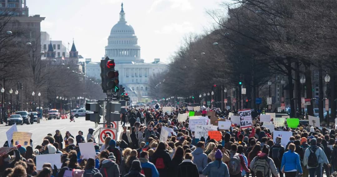 นักเรียนทั่วสหรัฐฯ พร้อมใจหยุดเรียน เดินประท้วง เร่งมาตรการคุมเข้มอาวุธปืน