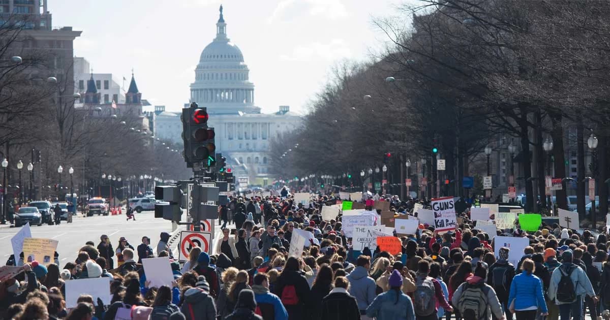 นักเรียนทั่วสหรัฐฯ พร้อมใจหยุดเรียน เดินประท้วง เร่งมาตรการคุมเข้มอาวุธปืน
