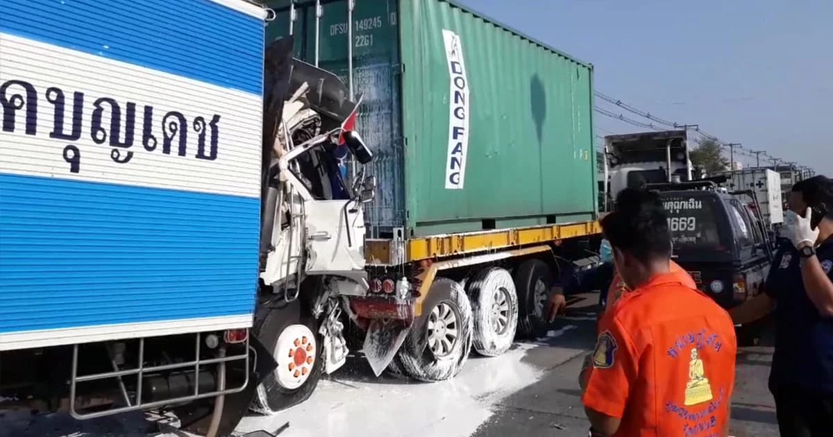 สิบล้อหลับใน เสยท้ายพ่วงติดไฟแดงยับ คนขับดับ
