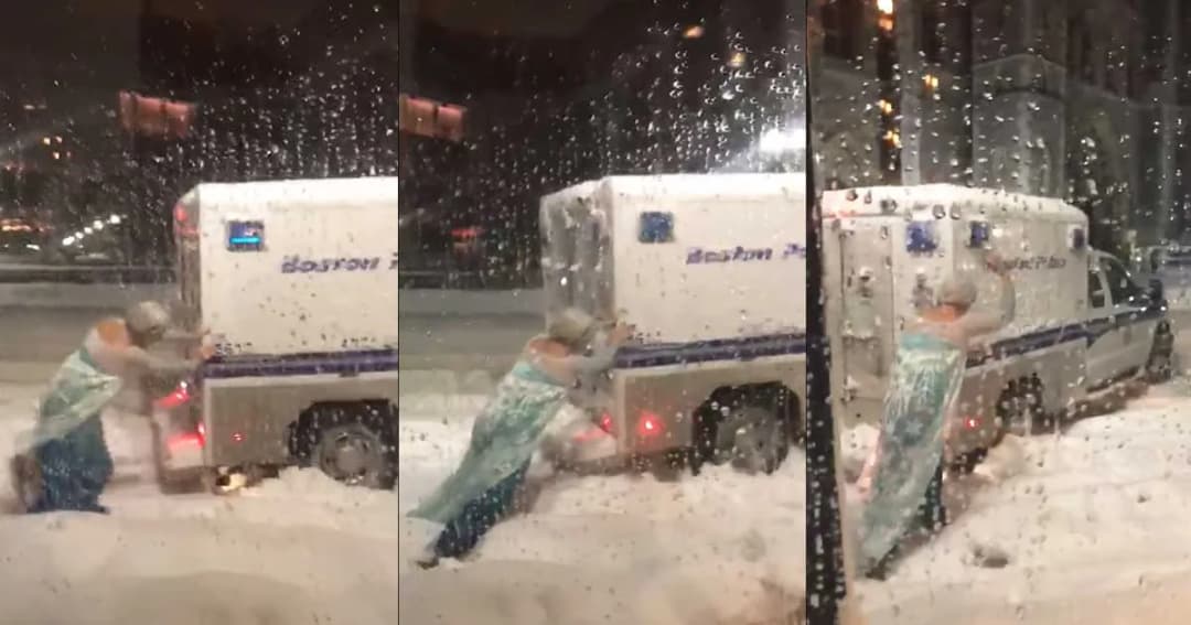บอสตันฮือฮา “เจ้าหญิงเอลซ่า” ช่วยเข็นรถตำรวจติดหิมะ