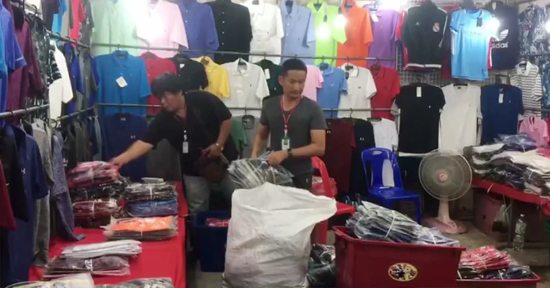 บุกตลาดหัวหิน ! จับสินค้าละเมิดลิขสิทธิ์ ยึดได้นับล้าน