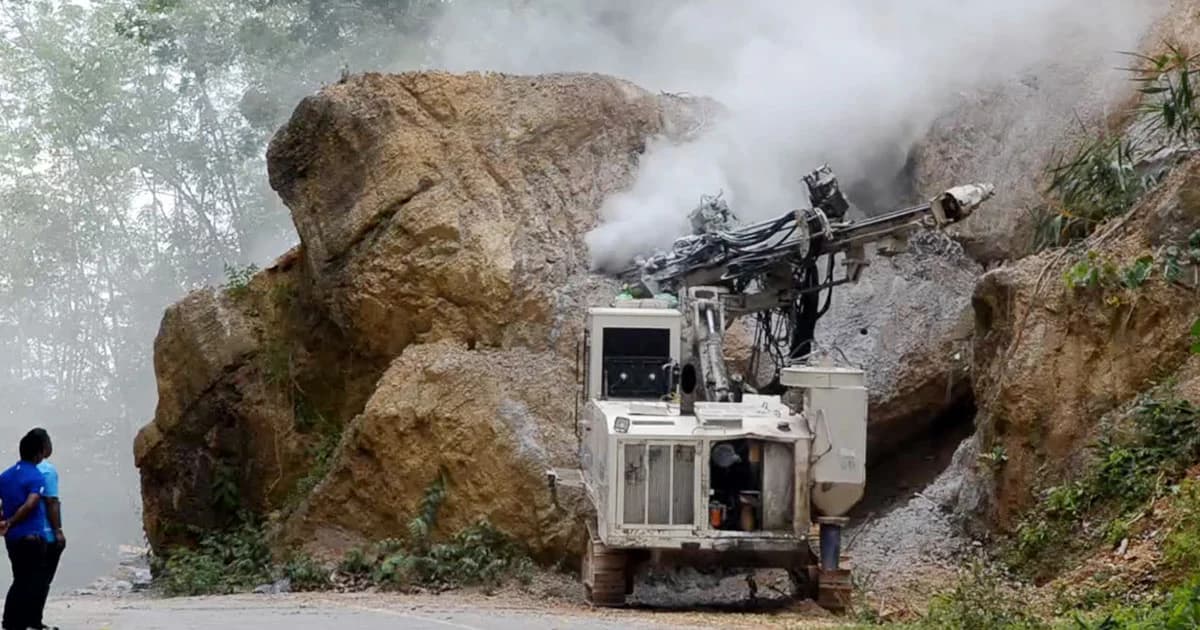 ‘ระเบิดหิน’ หนัก 540 ตัน หลังถล่มปิดทางสัญจรชาวบ้าน