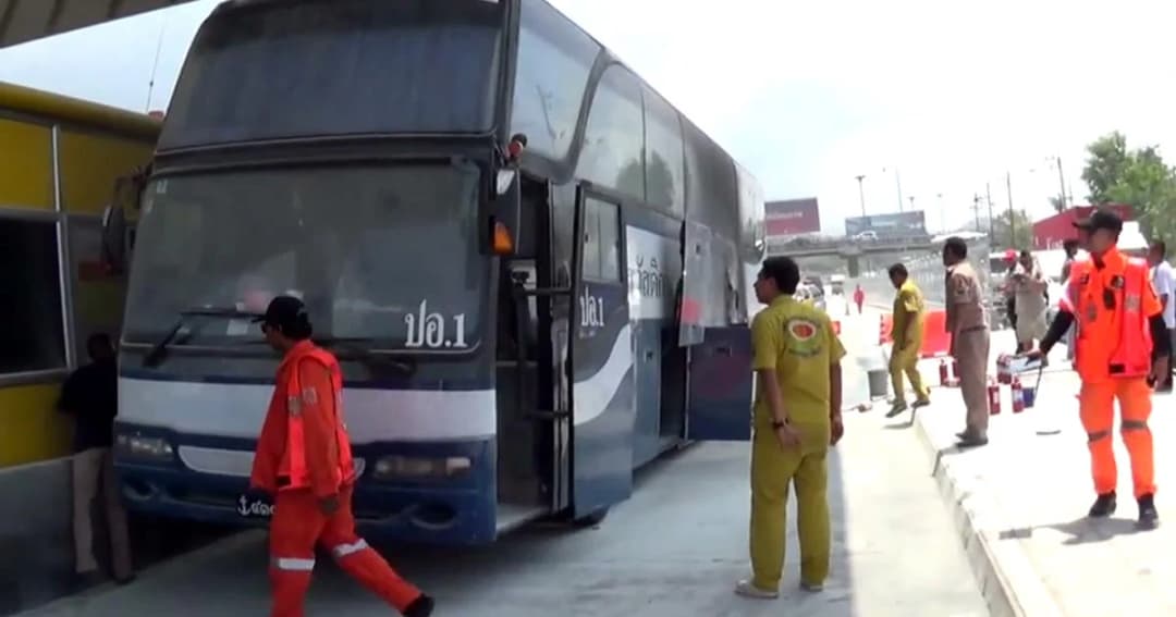 หนีตายอลหม่าน เกิดเหตุไฟไหม้รถทัวร์ทหารเรือ บนมอเตอร์เวย์