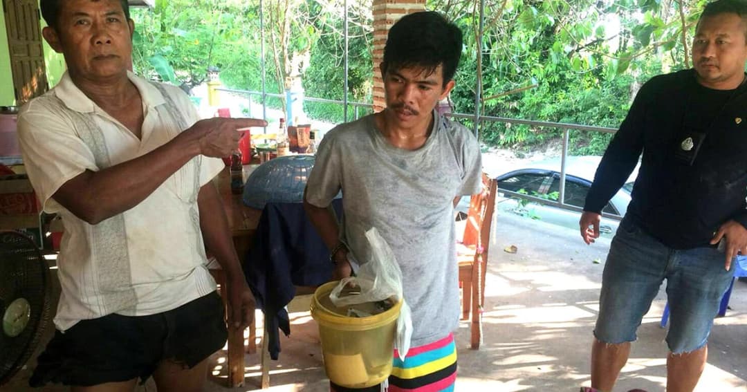 พ่อค้าร้านของชำใจเด็ด กระโดดล็อกคอโจรขโมยกระป๋องเงิน