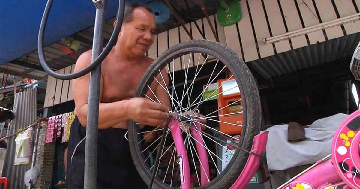 ชีวิตต้องสู้ ! ลุงตาบอดรับจ้างปะยางเลี้ยงชีพ เผยอยากทำตัวให้เป็นประโยชน์