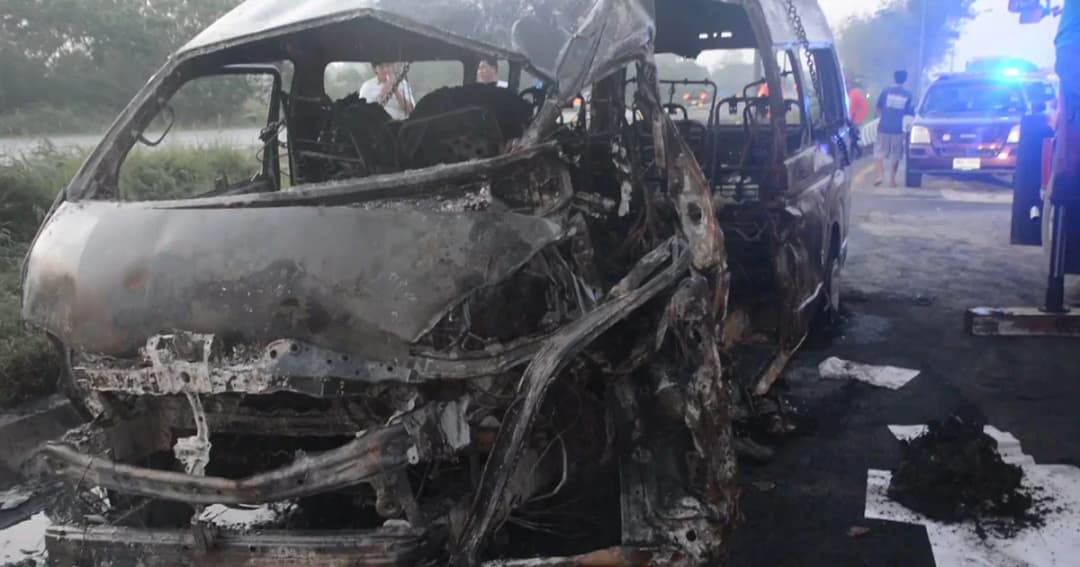 รถตู้ขนต่างด้าวเฉี่ยวกับรถพ่วง ไฟไหม้ย่างสด 3 ศพ เจ็บ 8 ราย