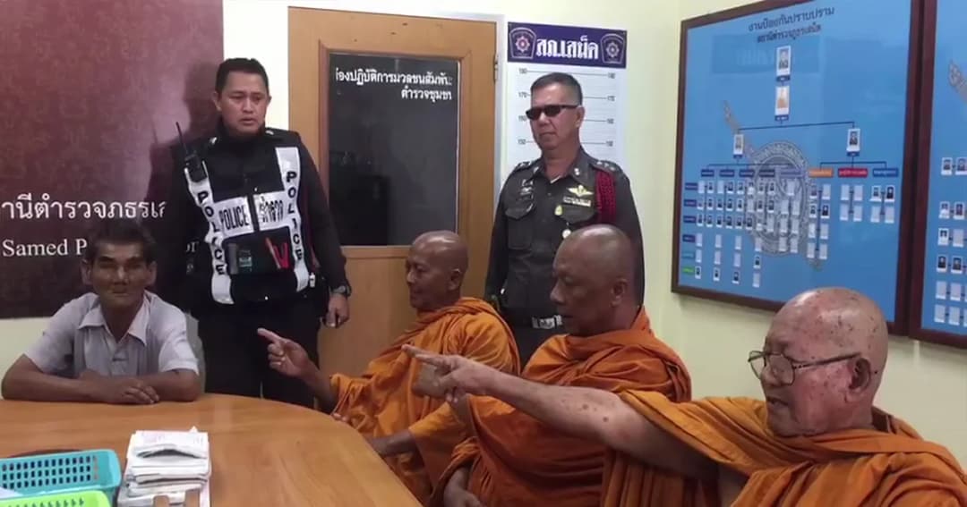 ไม่กลัวบาป ! ชายวัย 86 ปี ตบพระขณะออกบิณฑบาตในวันพระ