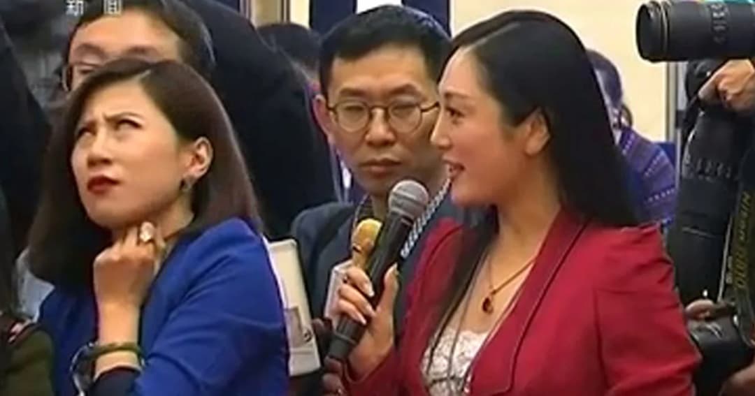 กลายเป็นไวรัล ! คลิปนักข่าวสาว “มองบน-สะบัดบ๊อบ” ใส่เพื่อนร่วมอาชีพ