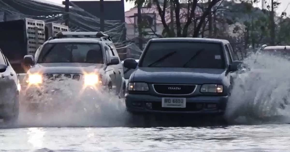 พายุฤดูร้อนถล่มอุบลฯ น้ำรอการระบายหลายชั่วโมง