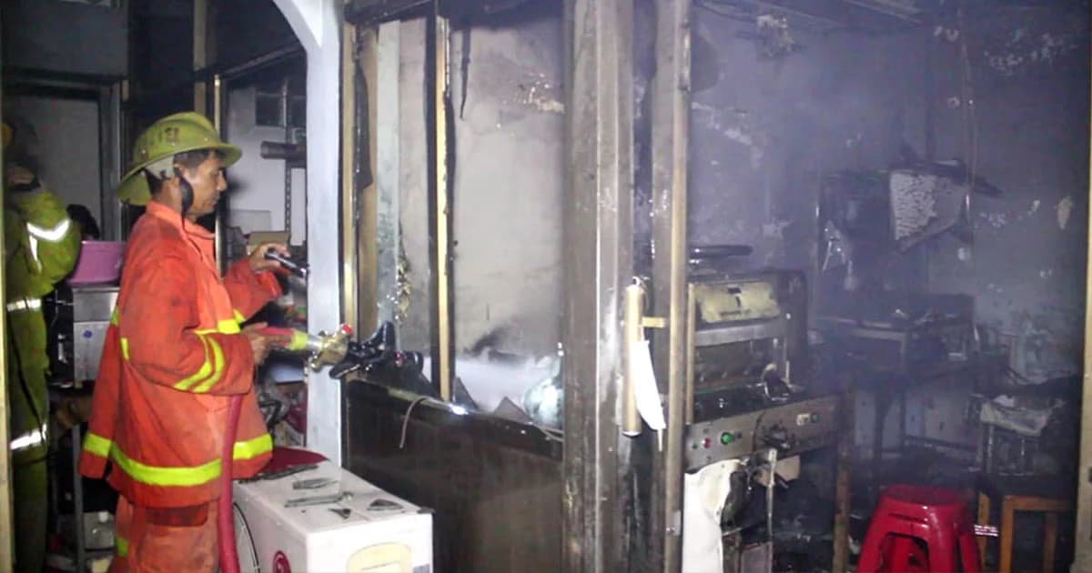 ระทึก ! ไฟไหม้ร้านสิ่งพิมพ์ตลาดรังสิต หวิดวอดทั้งร้าน