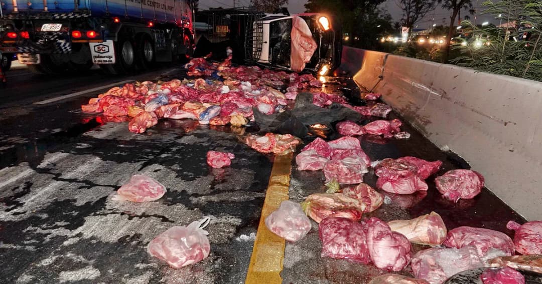 ยางระเบิด ! กระบะบรรทุกเนื้อหมูพลิกคว่ำเกลื่อนถนน