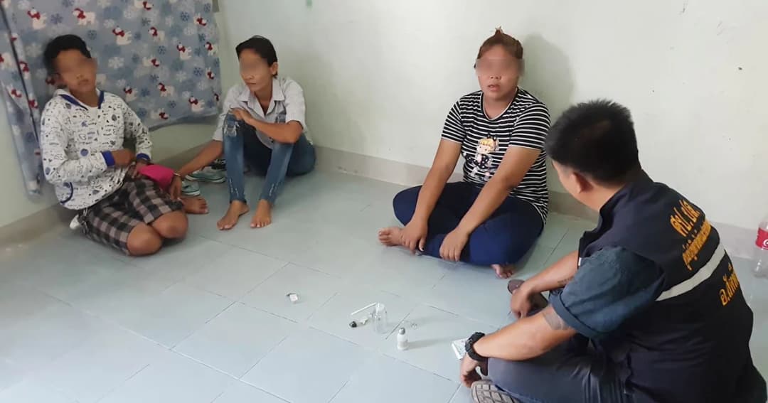บุกจับ 3 สาวเพิ่งพ้นโทษ มั่วยาคาห้องพัก