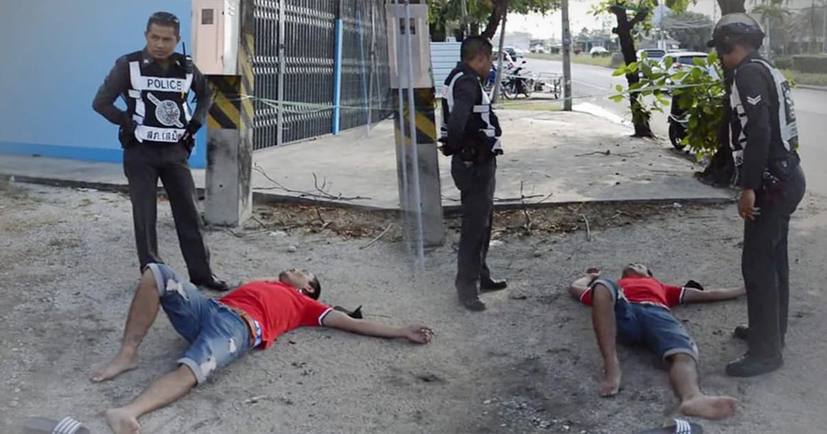 รอตำรวจมาปลุก ! หนุ่มเมาหนัก กลับบ้านไม่ไหวนอนสลบข้างถนน