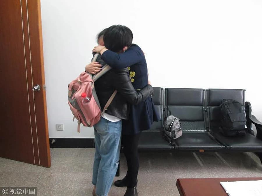 แฝดสาวชาวจีนพบกันครั้งแรก หลังพลัดพรากกันตั้งแต่เกิดนาน 36 ปี