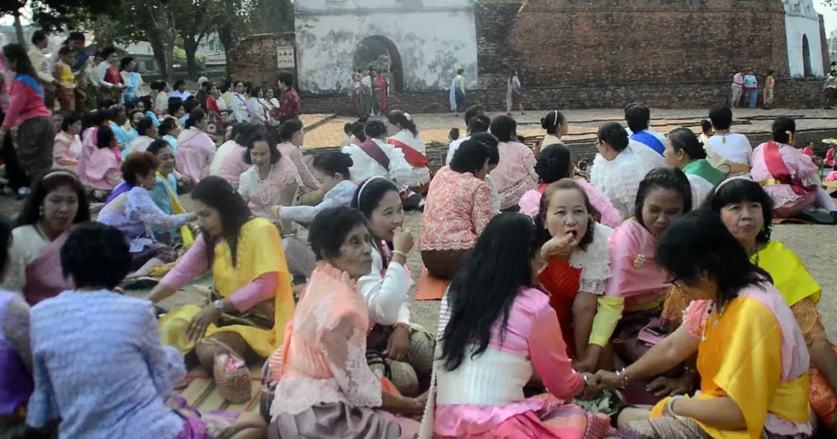 ผู้ว่าฯอยุธยา ชวน “ออเจ้า”แต่งชุดไทยกินมะม่วงน้ำปลาหวานริมป้อมเพชร