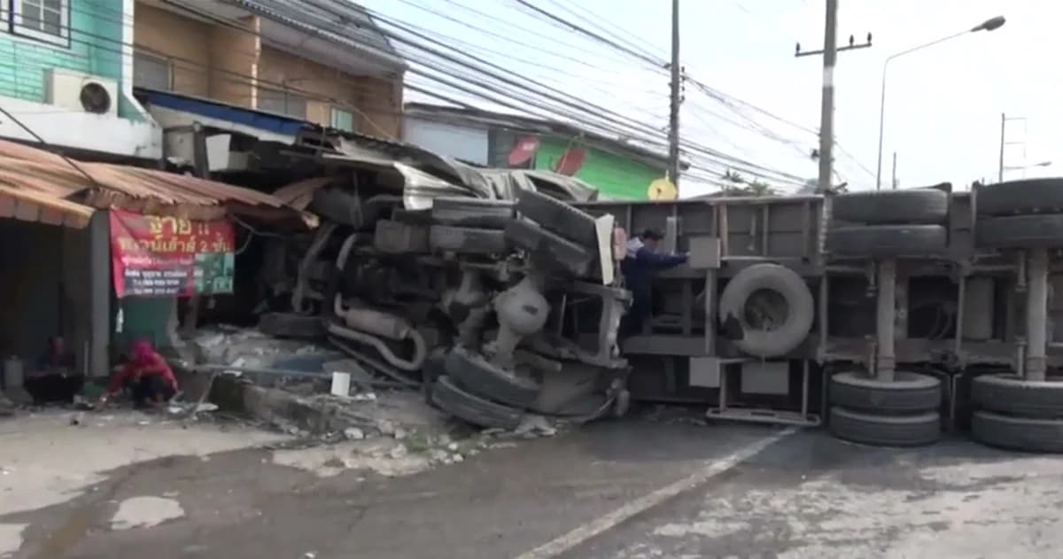 สิบล้อพ่วงเสียหลัก พุ่งชนร้านเสริมสวยข้างทาง