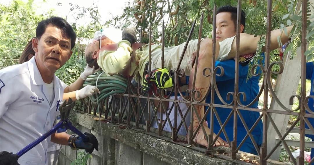เจ็บ ! หนุ่มใหญ่พลัดตกจากต้นไม้ ถูกเหล็กรั้วเสียบหน้าอก สาหัส