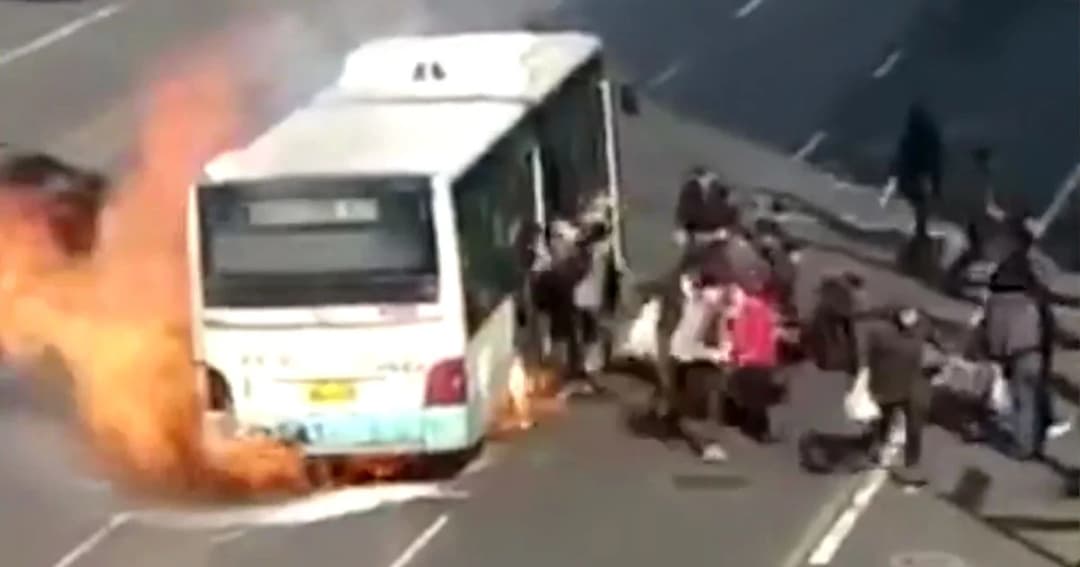 ‘ผู้โดยสารจีน’ หนีตาย หลังรถเมล์ไฟลุก-ระเบิดดังสนั่น