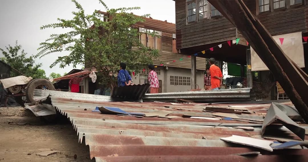 พายุฤดูร้อนถล่มอีสาน บ้านเรือนประชาชนพังนับร้อย