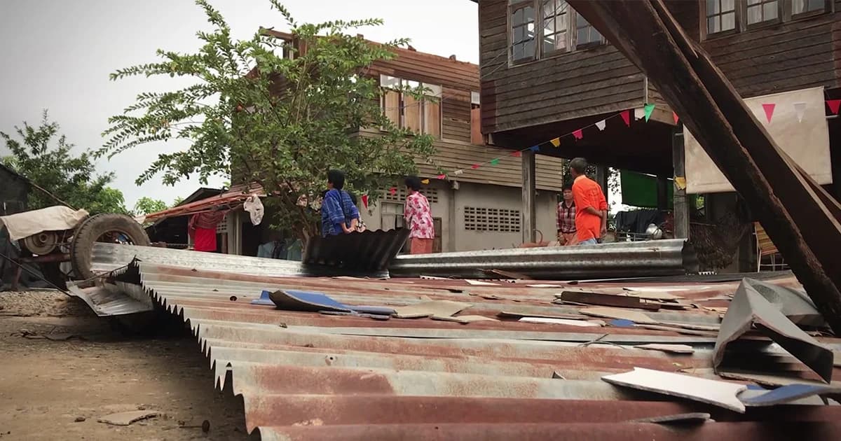 พายุฤดูร้อนถล่มอีสาน บ้านเรือนประชาชนพังนับร้อย