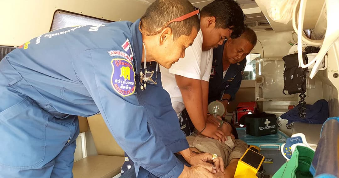 นาทีชีวิต..กู้ภัยสัตหีบ ปั้มหัวใจยื้อชีวิตหนุ่มใหญ่ ช็อคหมดสติพ้นความตาย