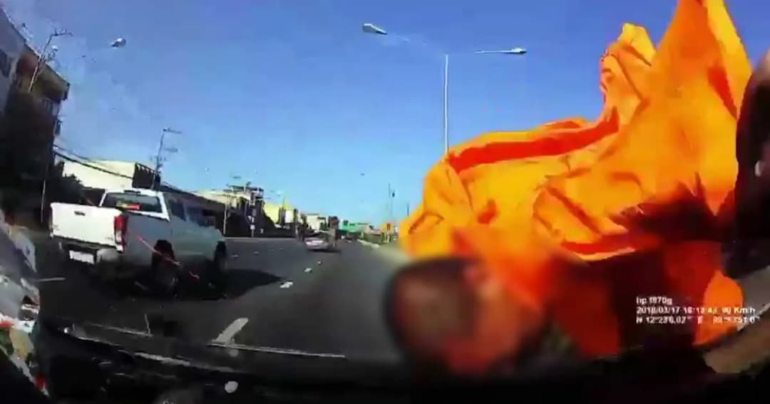 เปิดคลิป! อุบัติเหตุขับรถเร็ว ชนพระร่วง ก่อนอุทาน “เวรกรรม”