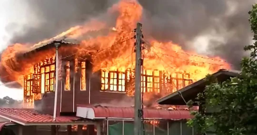 ไฟไหม้ระทึก ! หวิดคลอกเด็กพิการสมอง เคราะห์ดีเพื่อนบ้านช่วยทัน