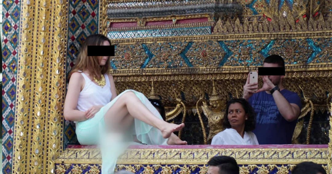 ไม่สนป้ายห้าม ! ฝรั่งสาวนั่งถ่ายรูปบน ‘ระเบียงวัดพระแก้ว’
