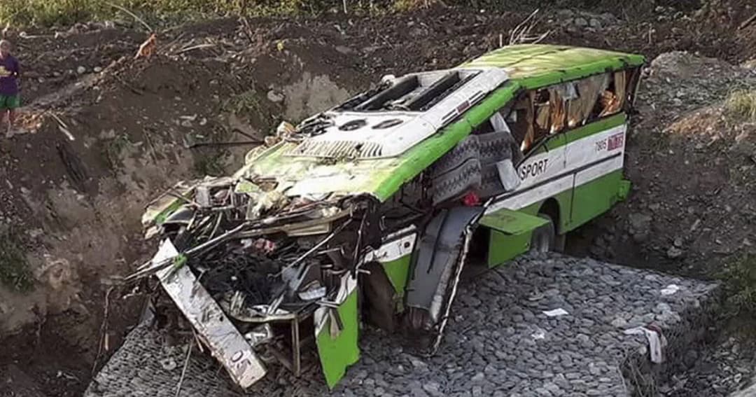 บัสดิ่งตกเหวใน ‘ฟิลิปปินส์’ ดับ 19 ราย เจ็บเพียบ