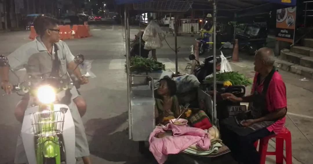 สุดสงสาร..สองลุงป้าคู่รักสู้ชีวิต ! เร่ขายผักหาเงินค่าฟอกไต