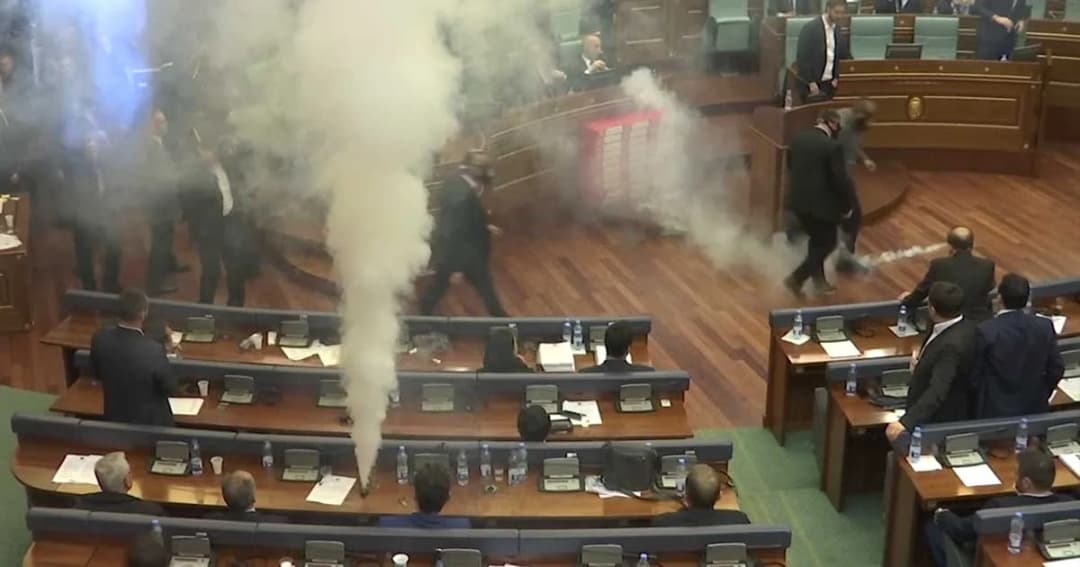 ฝ่ายค้านโคโซโวขว้างแก๊สน้ำตากลางสภา ประท้วงมติเขตแดน