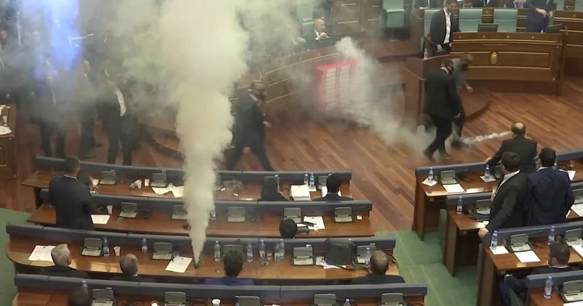 ฝ่ายค้านโคโซโวขว้างแก๊สน้ำตากลางสภา ประท้วงมติเขตแดน