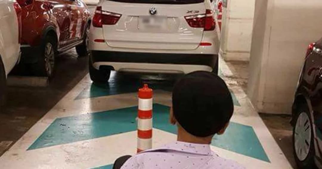 รถราคาเป็นล้าน จอดตรงไหนก็ได้! รถหรู จอดขวางทางเดินรถเข็นผ่านไม่ได้