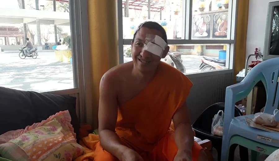 พระถูกชนจีวรบินอโหสิคนขับไม่คิดเป็นเวรกรรม