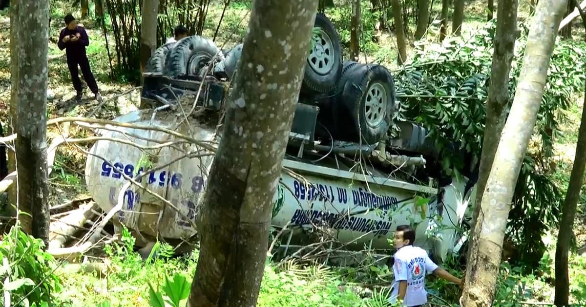 รถบรรทุกน้ำ เสียหลักตกเขา คนขับดับคาที่