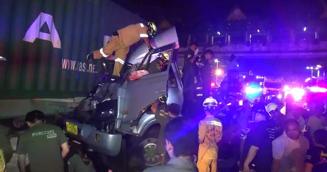 เบรกไม่อยู่ ! 18 ล้อ พุ่งลงสะพานชน 18 ล้อ สาหัส 1 ราย