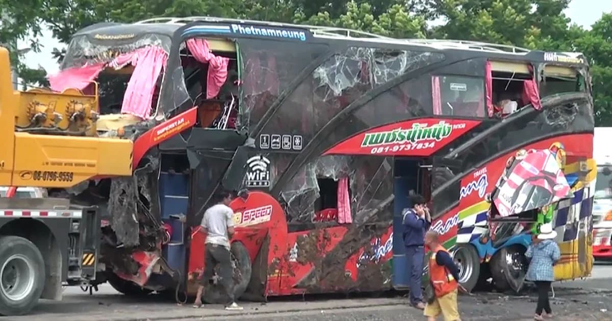 กู้ซาก ‘บัสทัศนศึกษา’ คว่ำ พ่อแม่เดินทางรับลูก