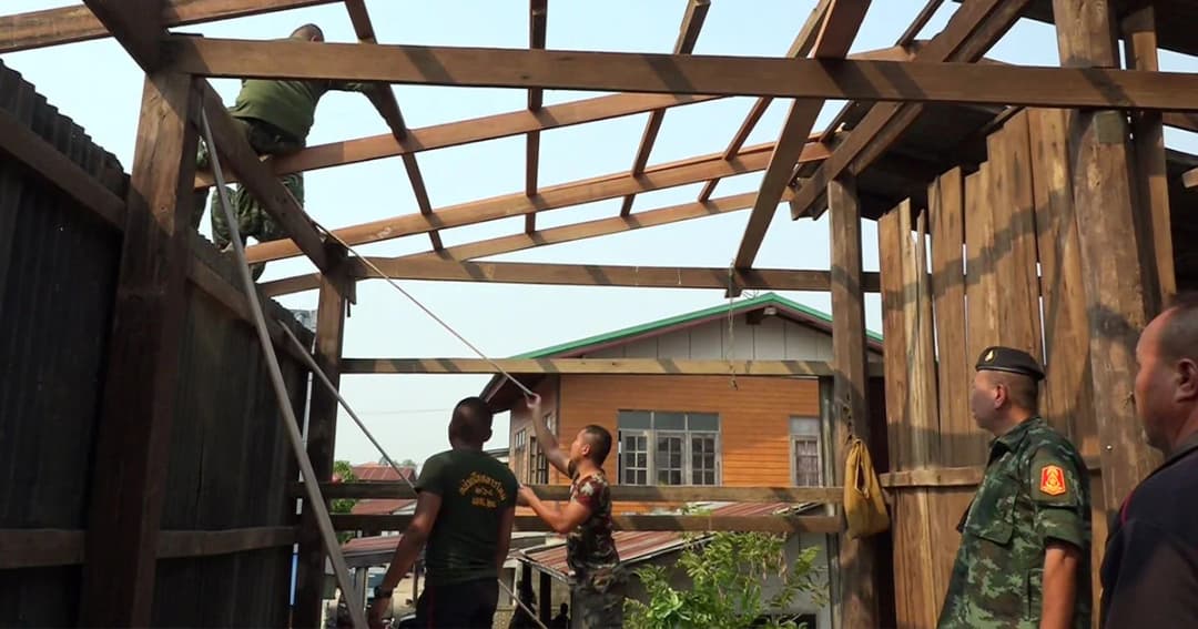 เร่งซ่อมแซมบ้าน ปชช. ถูกพายุฤดูร้อนถล่มยับ !