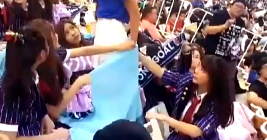 ไอดอลที่แท้จริง ! BNK48 ช่วยกันนำผ้ามาบังกันโป๊ ให้นักข่าวสาว