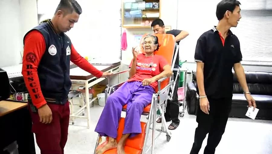 คุณยายจุดประทัดไล่นก ระเบิดใส่มือ นิ้วโป้งขาด